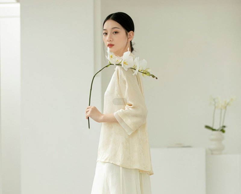 新中式 寬鬆雅致杏色复古唐装上衣 - 女装上衣 - 丝．绢 白色