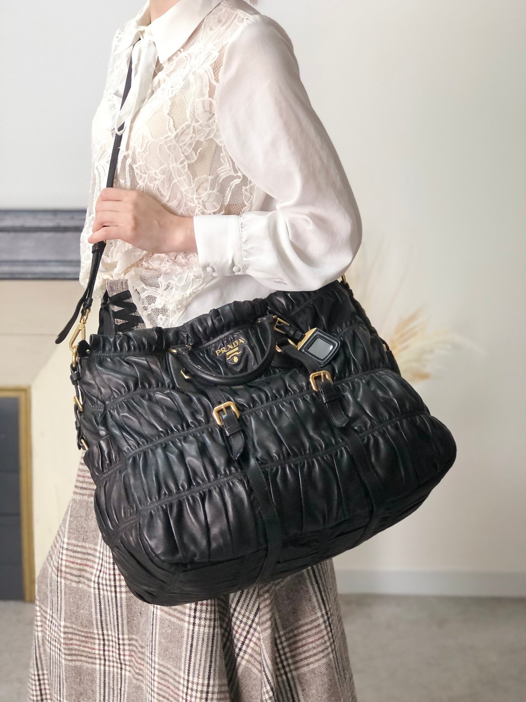 【 日本直送 名牌古着包 】PRADA 普拉达 手提包 黑色 Logo 皮革 2way 抓皱 vintage 古董 u8sukf - 手提包/手提袋 - 真皮 黑色