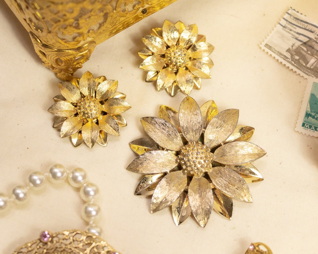 美国Sarah Coventry品牌古董 太阳花造型 胸针耳夹两件套组 - 耳环/耳夹 - 其他金属 金色