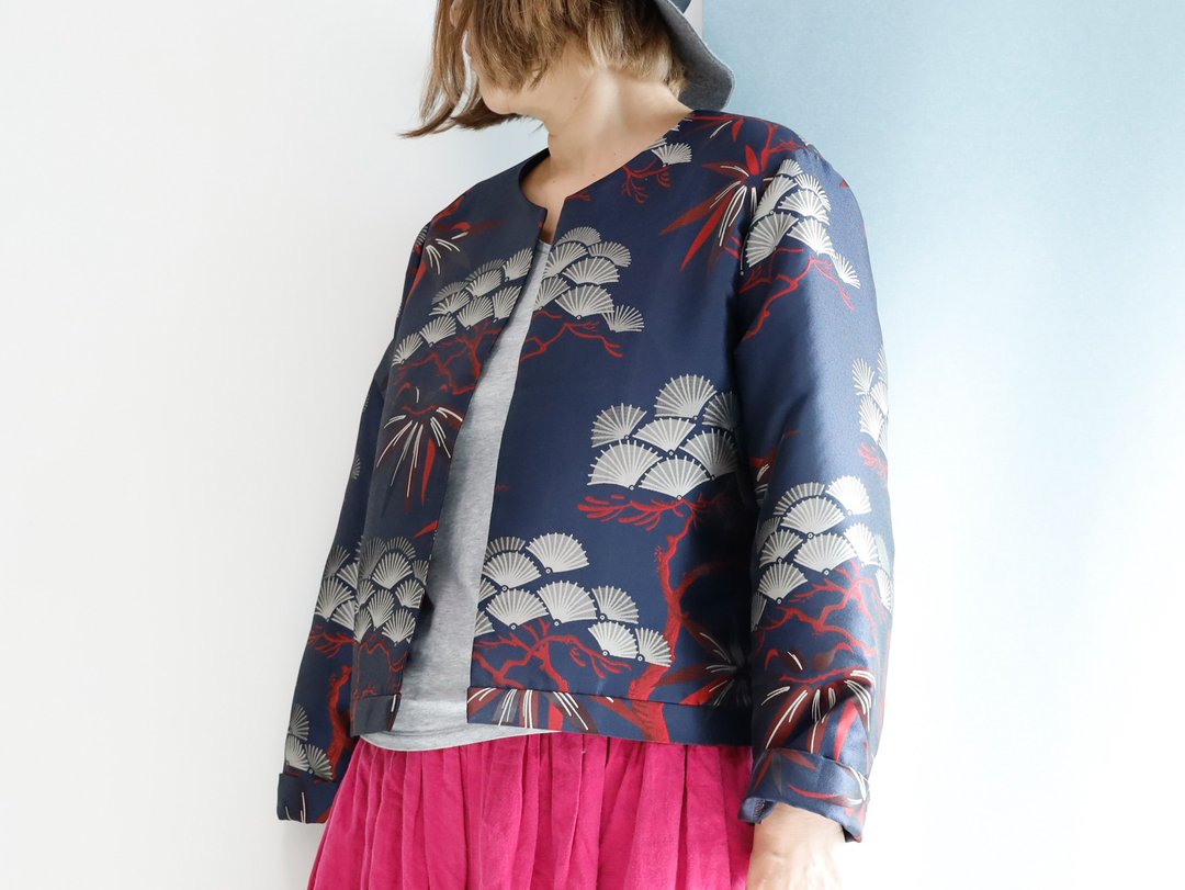 带有和服织纹的KABUKI图案圆领外套 - 女装休闲/机能外套 - 丝．绢 多色