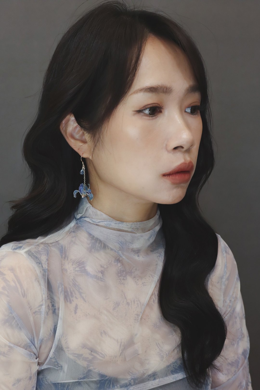古典油画鸢尾花恋人 红粉/经典蓝  不对称水晶花树脂耳环 - 耳环/耳夹 - 树脂 多色