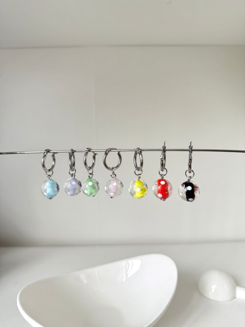 White Dot Earrings 手工制作的意大利穆拉诺玻璃圆点不锈钢圈耳环 - 耳环/耳夹 - 玻璃 多色