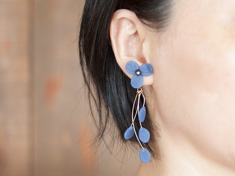 fluttering flower petals, earrings / blue - 耳环/耳夹 - 粘土 蓝色