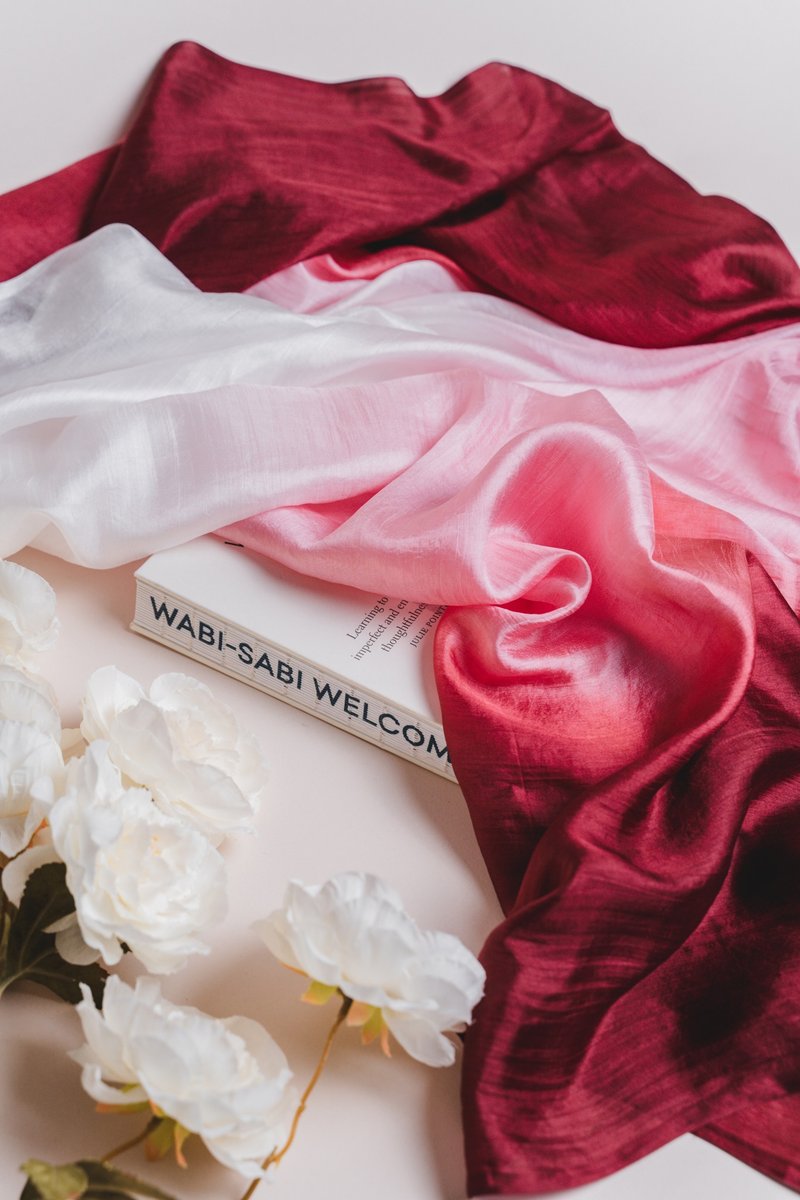 100% 桑蚕丝围巾 – 手工染色、轻盈、酒红粉红渐层 - 丝巾 - 丝．绢 绿色