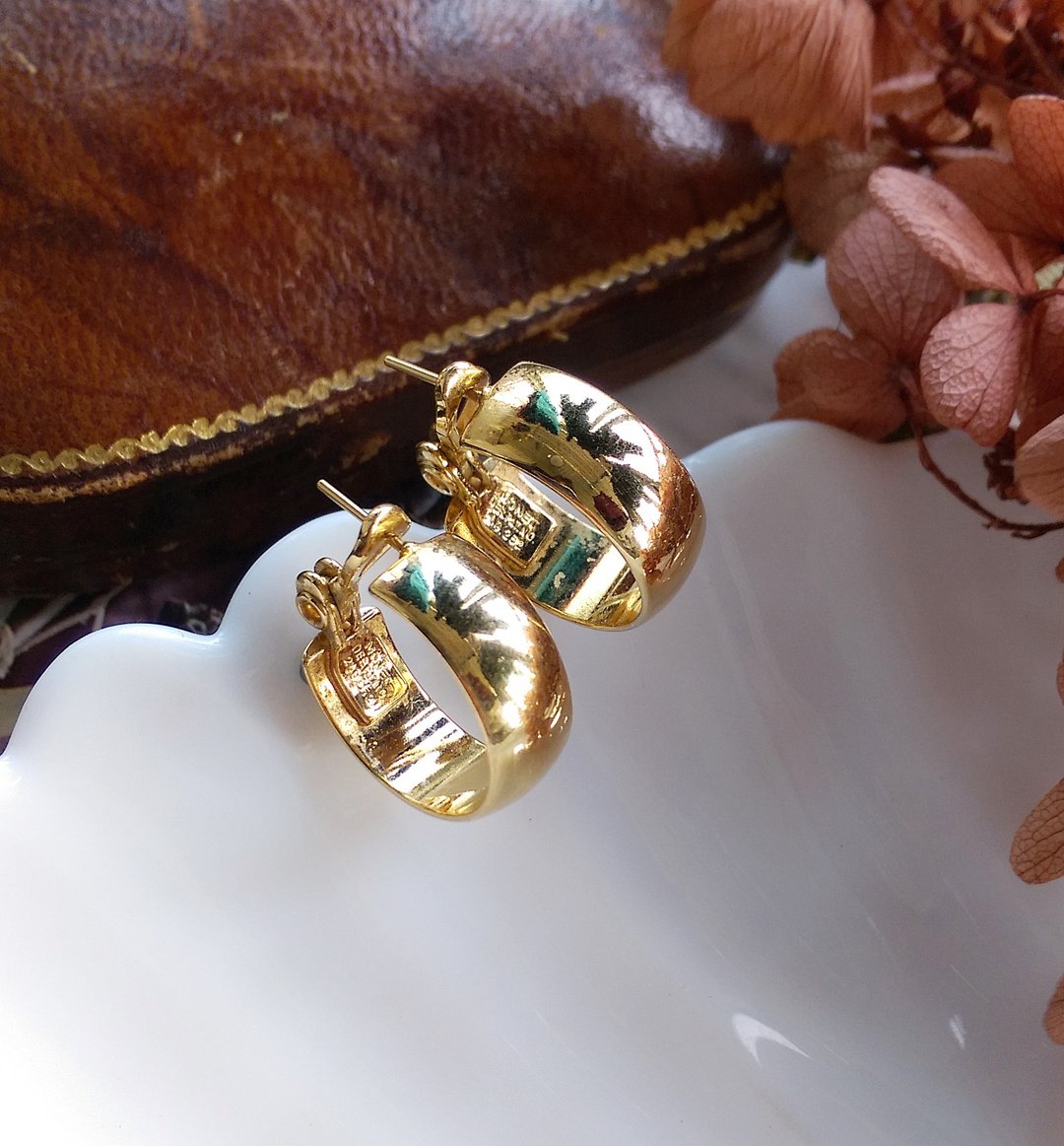 【西洋古董饰品 】MONET 金色调  简约风格 C圈 针式耳环 - 耳环/耳夹 - 其他金属 金色