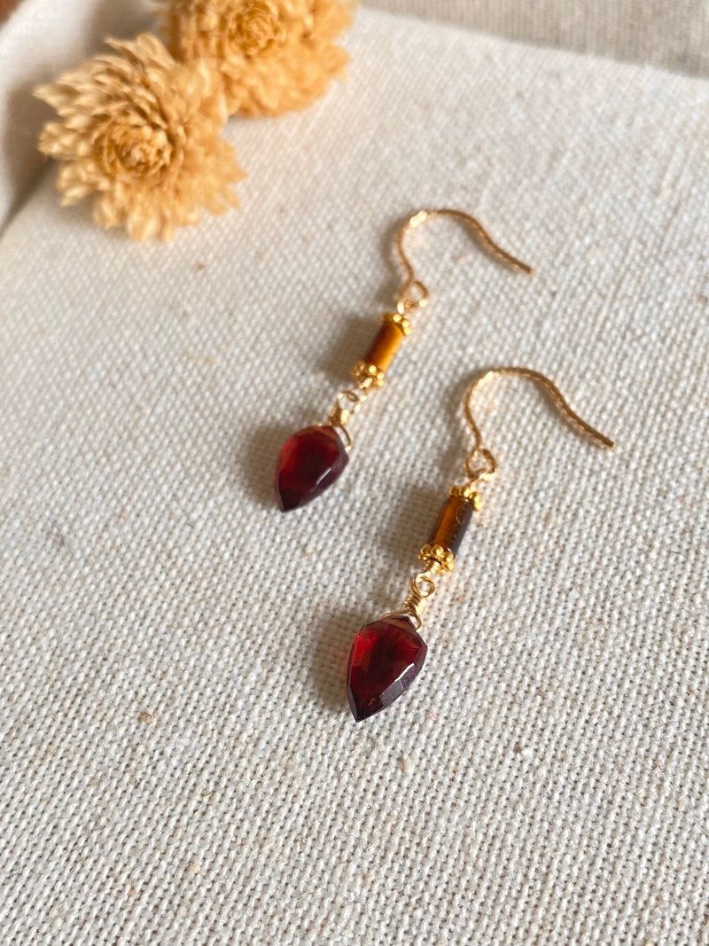 石榴石 虎眼石 || 美国14KGF注金 耳环 钛钢隔珠 - 耳环/耳夹 - 水晶 红色