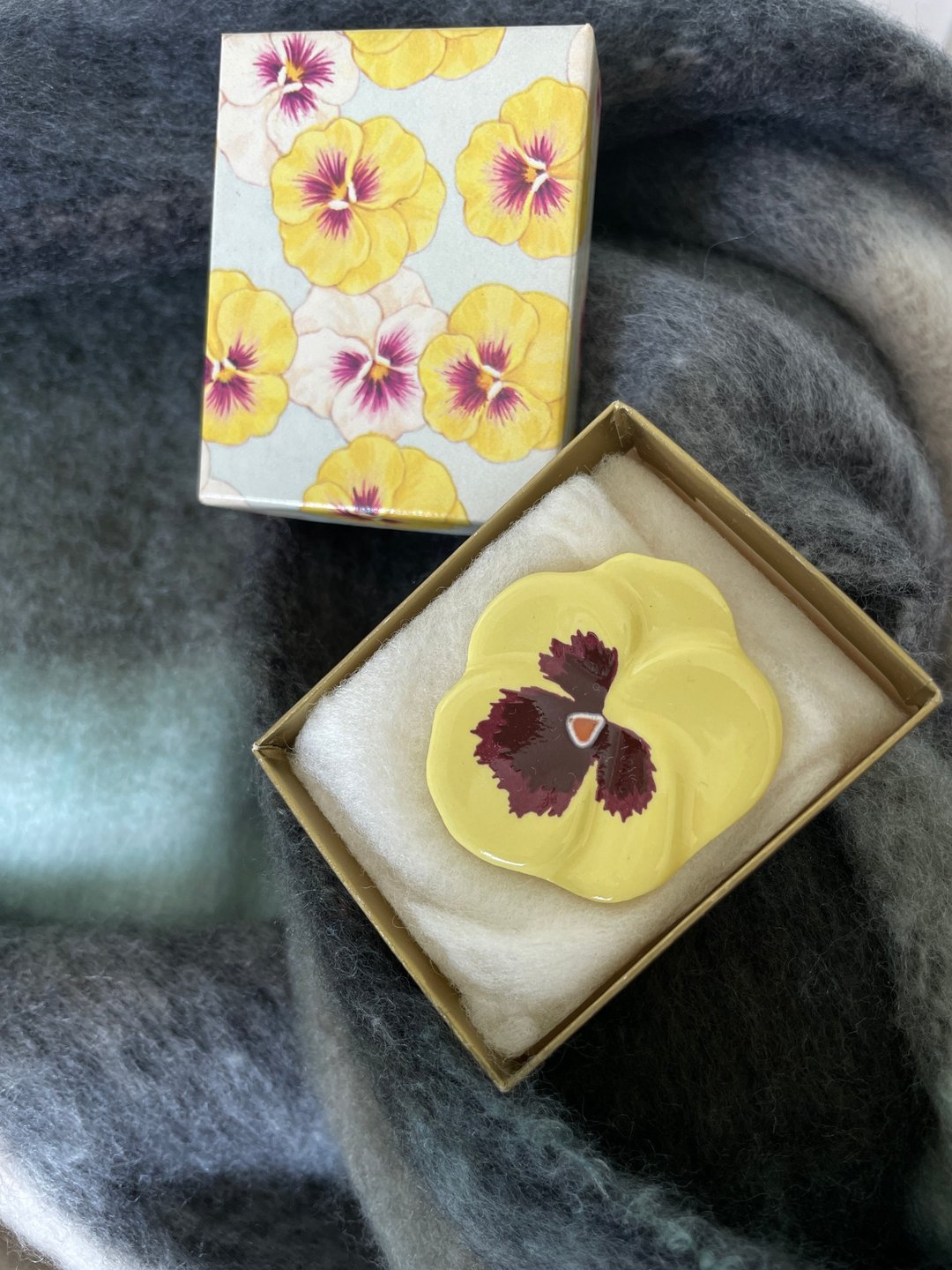 -古董1981 黄色陶瓷三色堇 花 别针胸针 Avon 原装盒 - 胸针 - 其他金属 金色