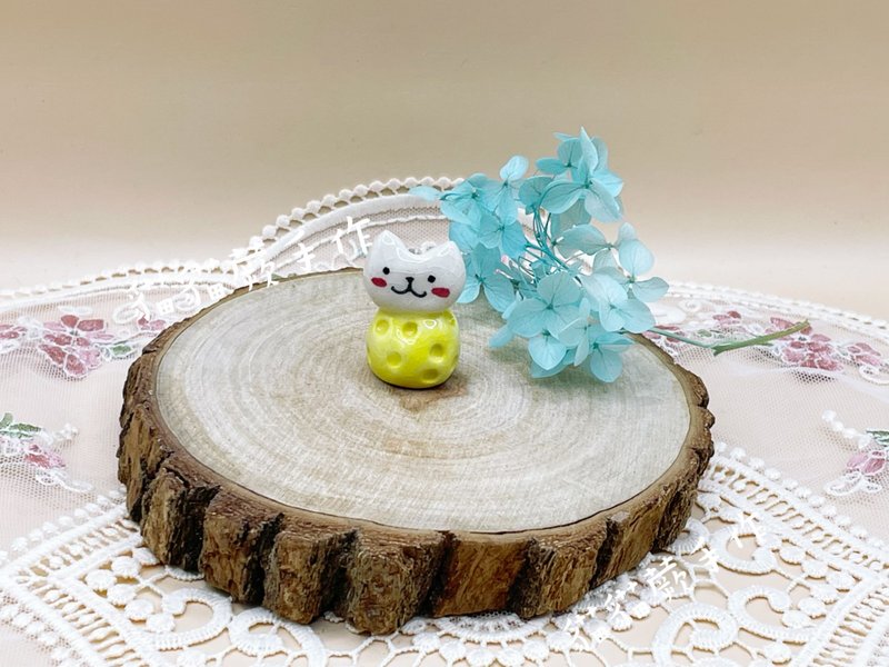 好运旺旺来喵  脸红红 手捏陶瓷 线香座  疗愈  瓷猫  猫猫蕨手作 - 香薰/精油/线香 - 陶 黄色