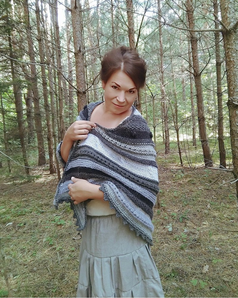 Knitted wool gray shawl, knitted wrap, triangular warm shawl cottagecore - 围巾/披肩 - 羊毛 灰色