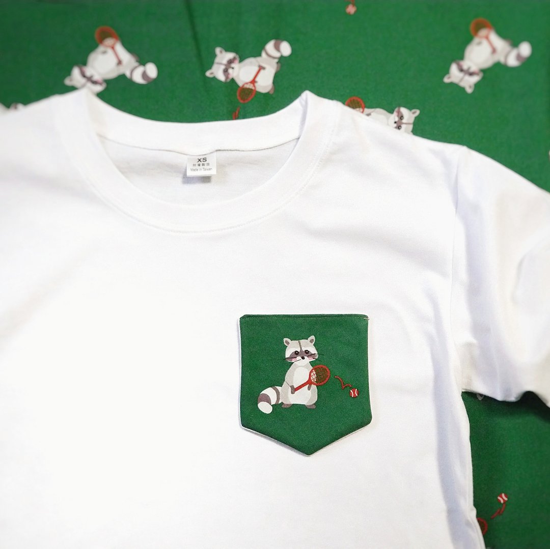 小牛村 男女 纯棉短袖上衣 T-shirt T恤【浣熊打网球】 - 中性连帽卫衣/T 恤 - 棉．麻 白色