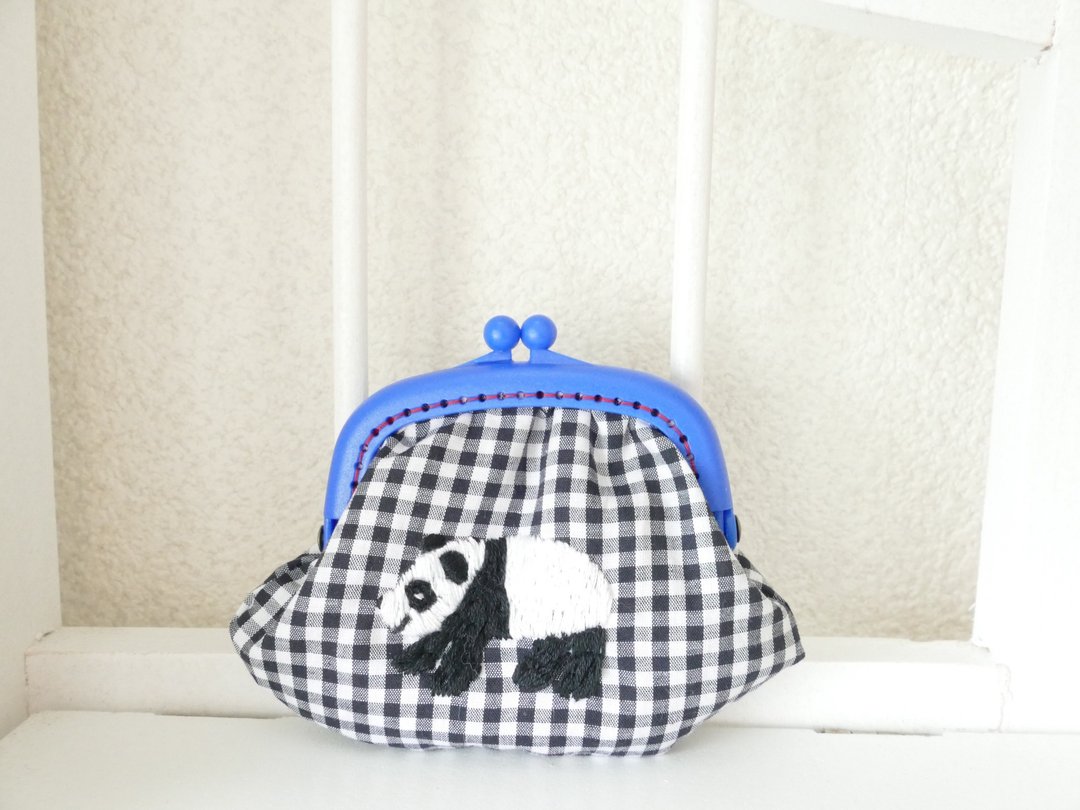 Embroidered embroidery gingham check panda - 化妆包/杂物包 - 棉 蓝色