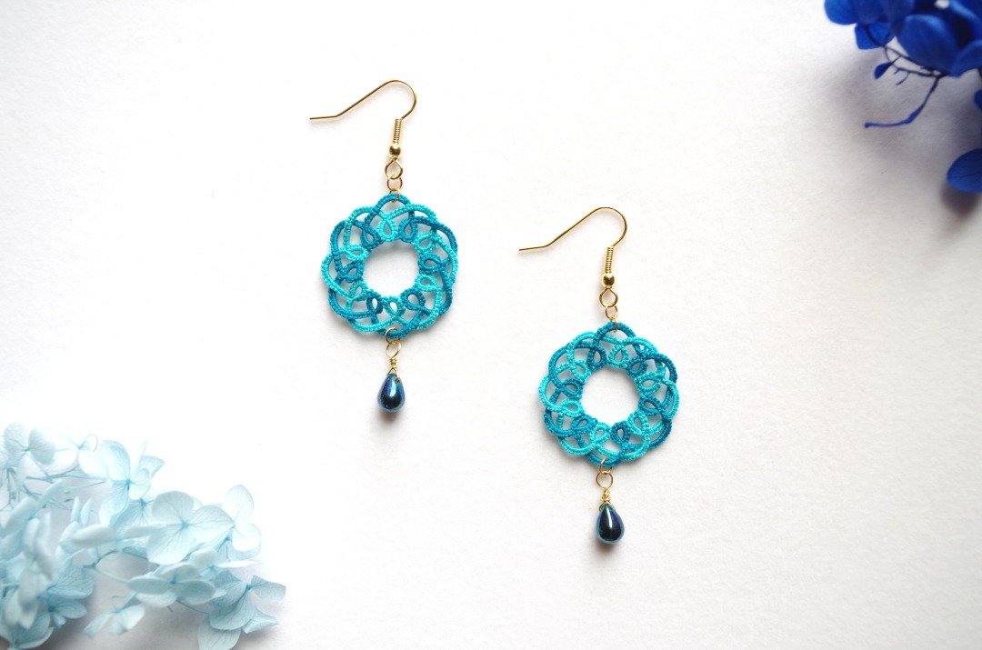 Tatting lace and Czech beads pierced sea water - 耳环/耳夹 - 棉．麻 蓝色