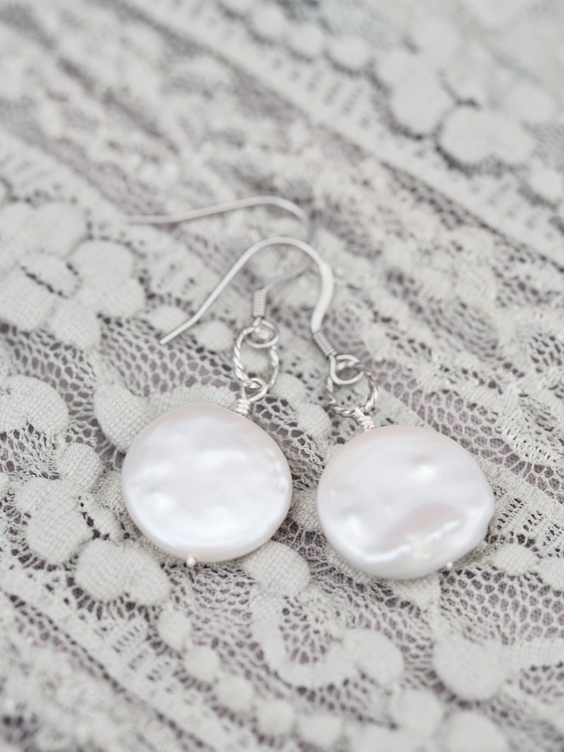 Freshwater pearl earrings - 耳环/耳夹 - 宝石 白色