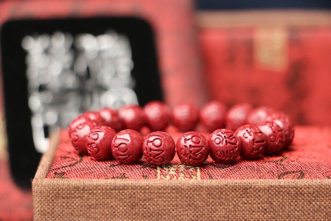 原矿朱砂手珠 10mm 六字箴言雕刻 台北定制化串珠设计 手链 饰品 - 手链/手环 - 玉石 