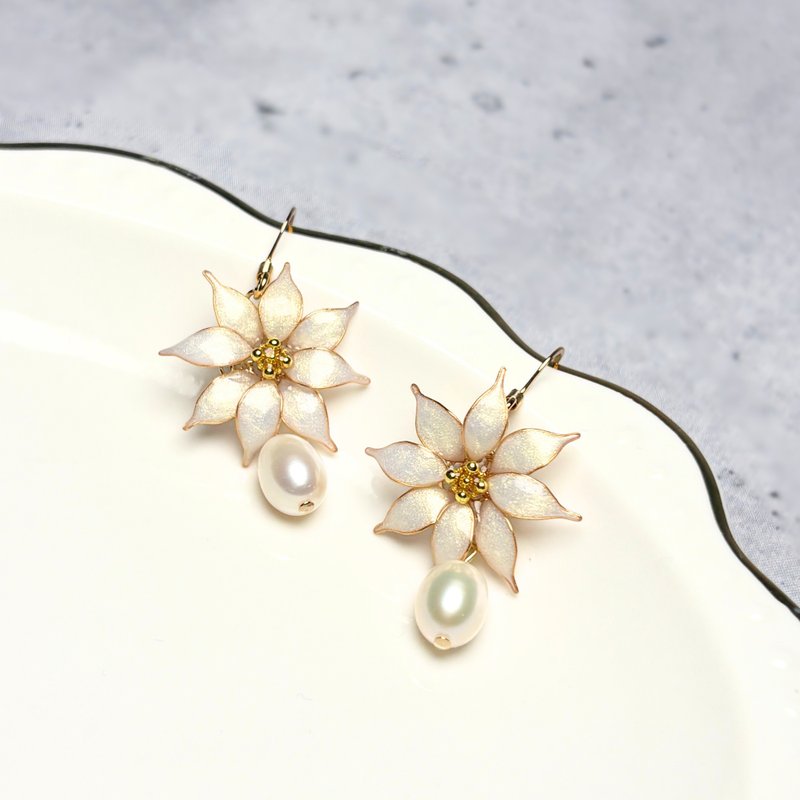 【象牙白一品红】淡水珍珠与香槟金光泽耳针 / 耳夹 圣诞节 过敏适用 - 耳环/耳夹 - 树脂 金色