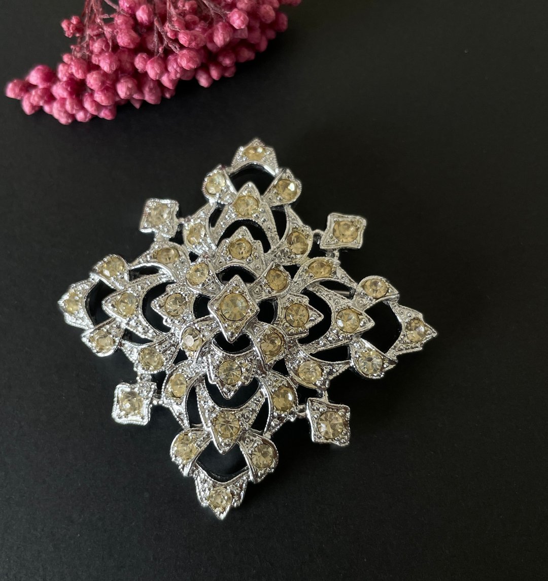 Sarah Cov 1970 银色蕾丝雪花星莱茵石别针胸针 B1450 - 胸针 - 其他金属 银色