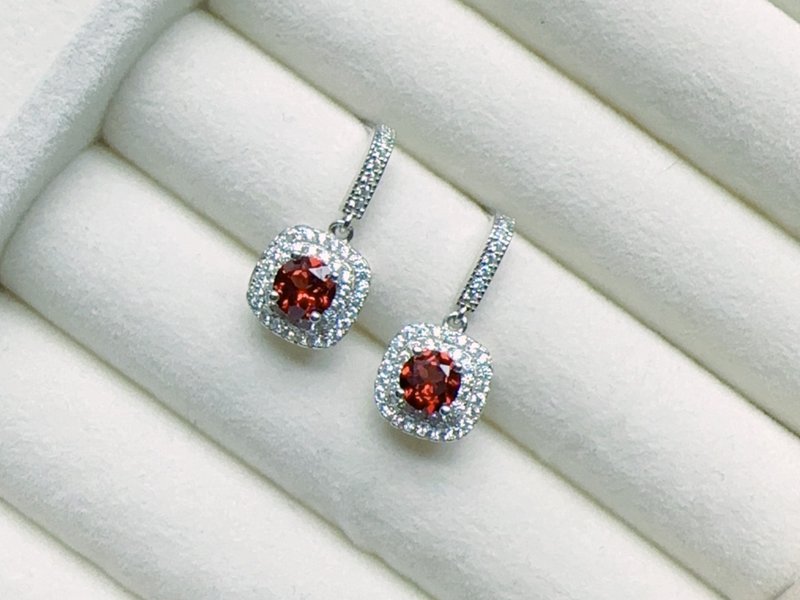 天然石榴石 纯银耳环 迷人色泽 璀璨闪耀 细致优雅 1月生日石 - 耳环/耳夹 - 纯银 红色