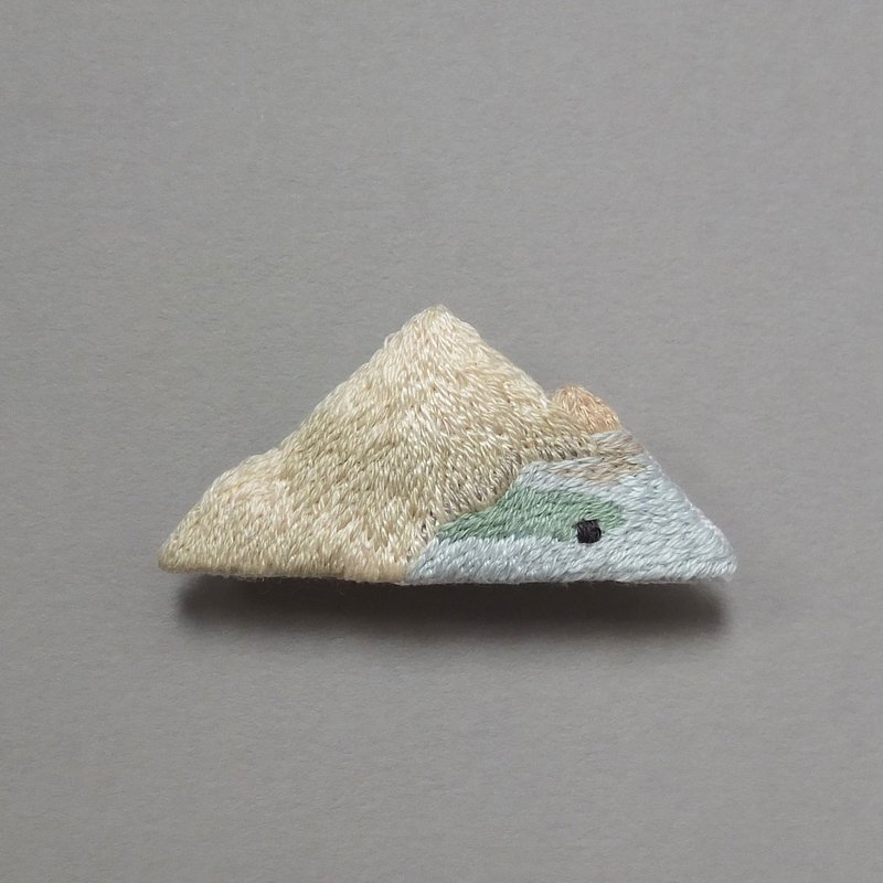 小骗子/闭眼踏前/黄河－别针 - 胸针 - 绣线 卡其色