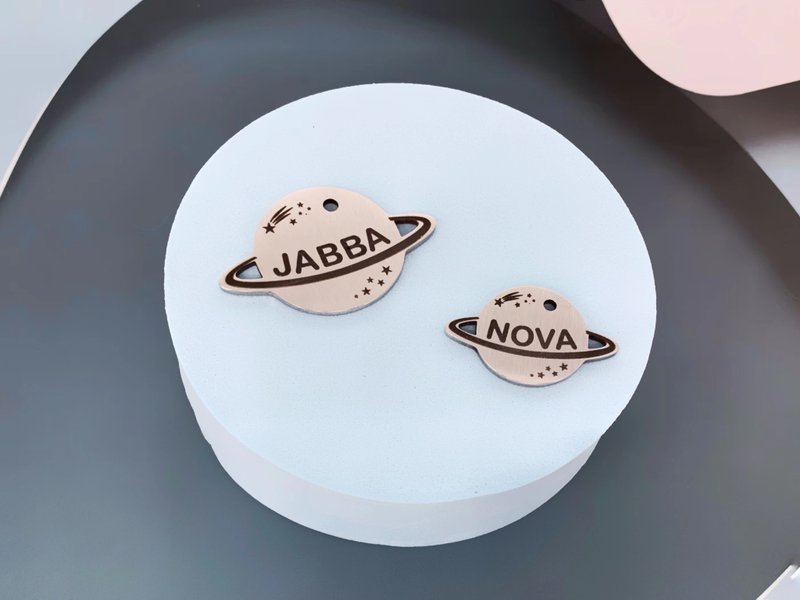 狗牌 猫牌 宠物吊牌 手工 定制化 不锈钢 星球 姓名牌 中英文刻字 - 项圈/牵绳 - 不锈钢 银色