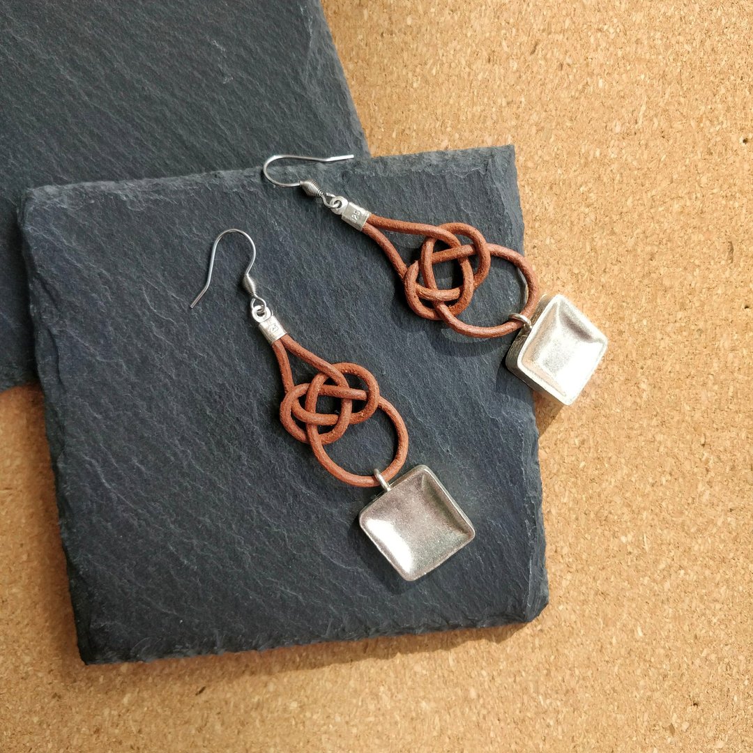 Handmade Leather Earrings Double Coin Knot with Karen Hill Tribe 950 Silver - 耳环/耳夹 - 真皮 咖啡色