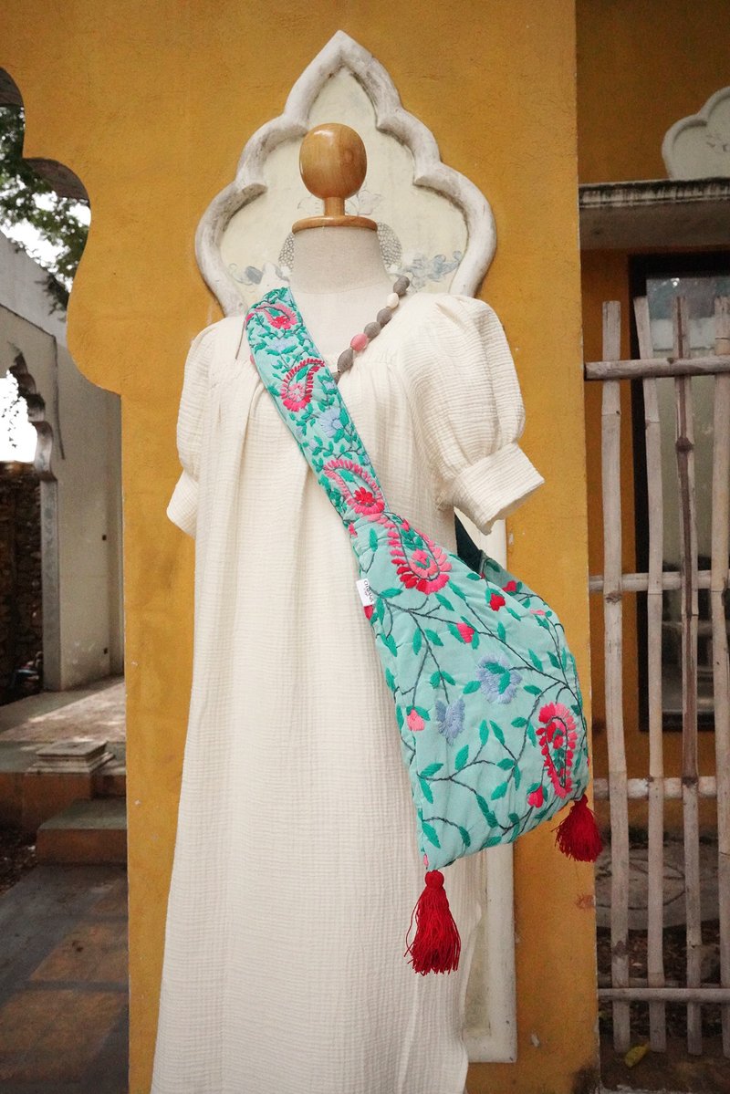 手工刺绣 浅蓝色花卉 斜背包 肩背包 - 侧背包/斜挎包 - 丝．绢 蓝色