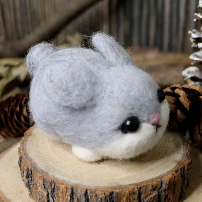 【羊毛毡】缓慢森林中的兔子 摆饰/别针 (灰兔) - 胸针 - 羊毛 灰色
