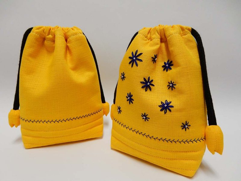 黄色小雏菊铺棉束口袋 - 化妆包/杂物包 - 棉．麻 黄色