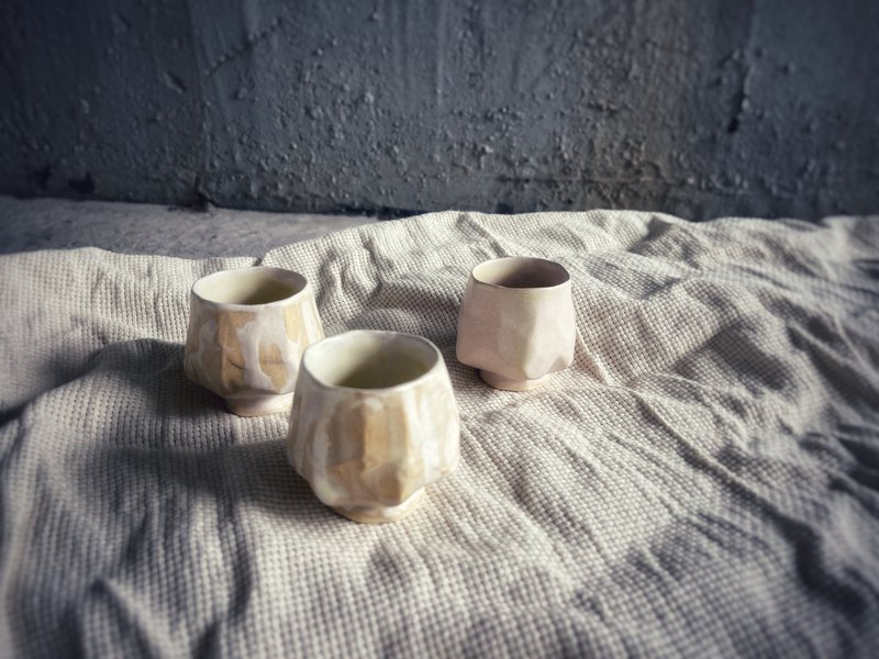 桌上的白陶糖霜 / 郁金香茶杯组 S 号 - 虎斑与小草莓 3 件组 - 茶具/茶杯 - 陶 多色