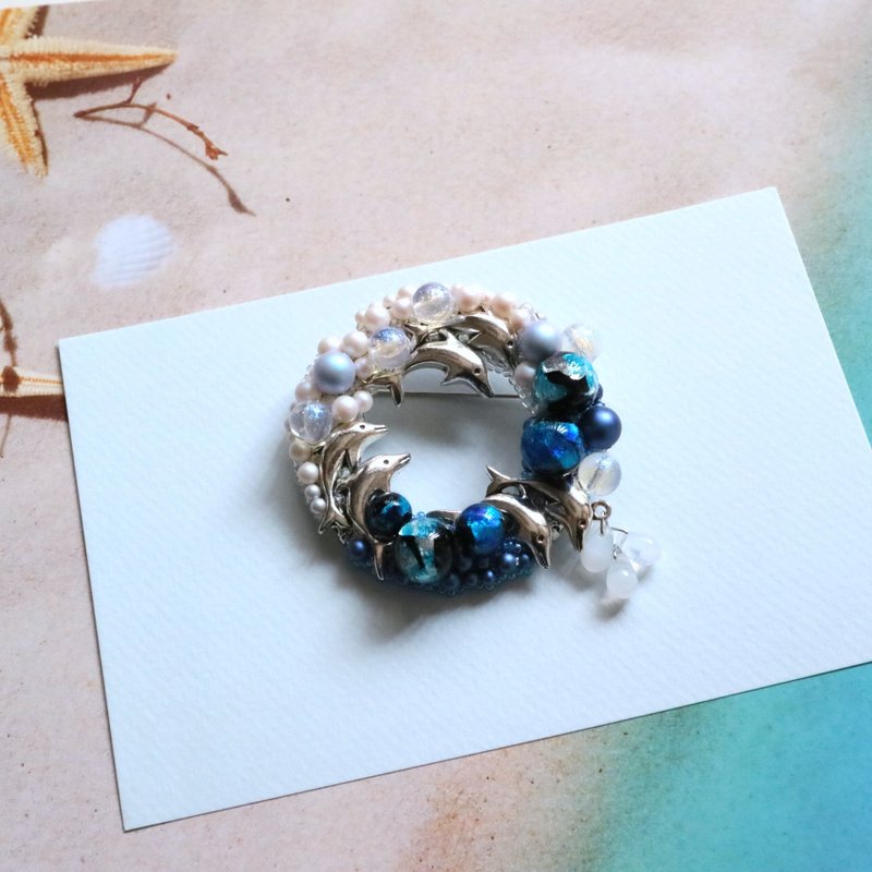 梦想海豚嬉戏的海洋 闪耀萤光海藻 圆形胸针 蓝色 奥地利水晶 珍珠 生物 动物 海洋 波浪 船锚 - 胸针 - 玻璃 蓝色