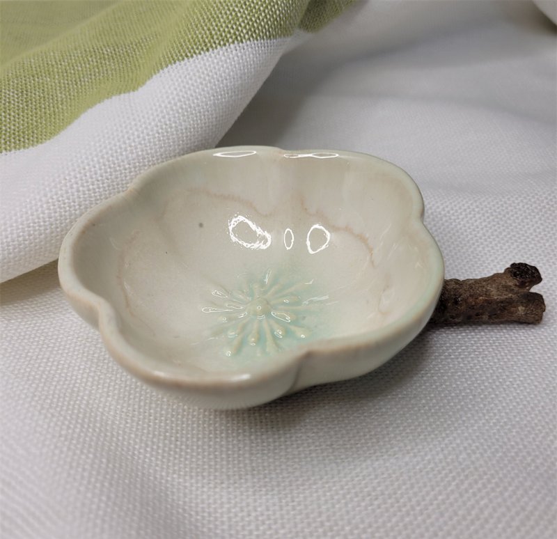 梅花系列- 附筷架小碟子  酱料碟 豆皿 书画用墨池 - 浅碟/小碟子 - 瓷 