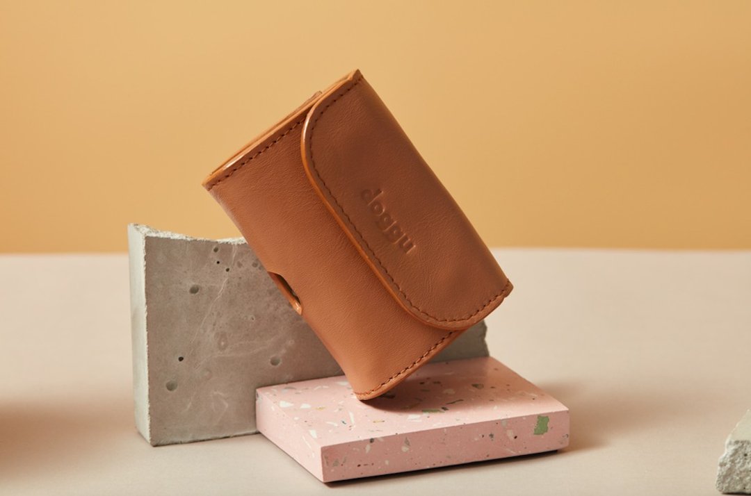 Waste Bag Carrier Doggu - Natural (Brown) leather - 项圈/牵绳 - 真皮 咖啡色