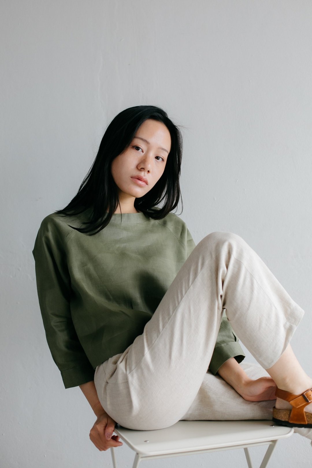 极简亚麻制圆领上衣-橄榄绿 - 女装上衣 - 棉 绿色