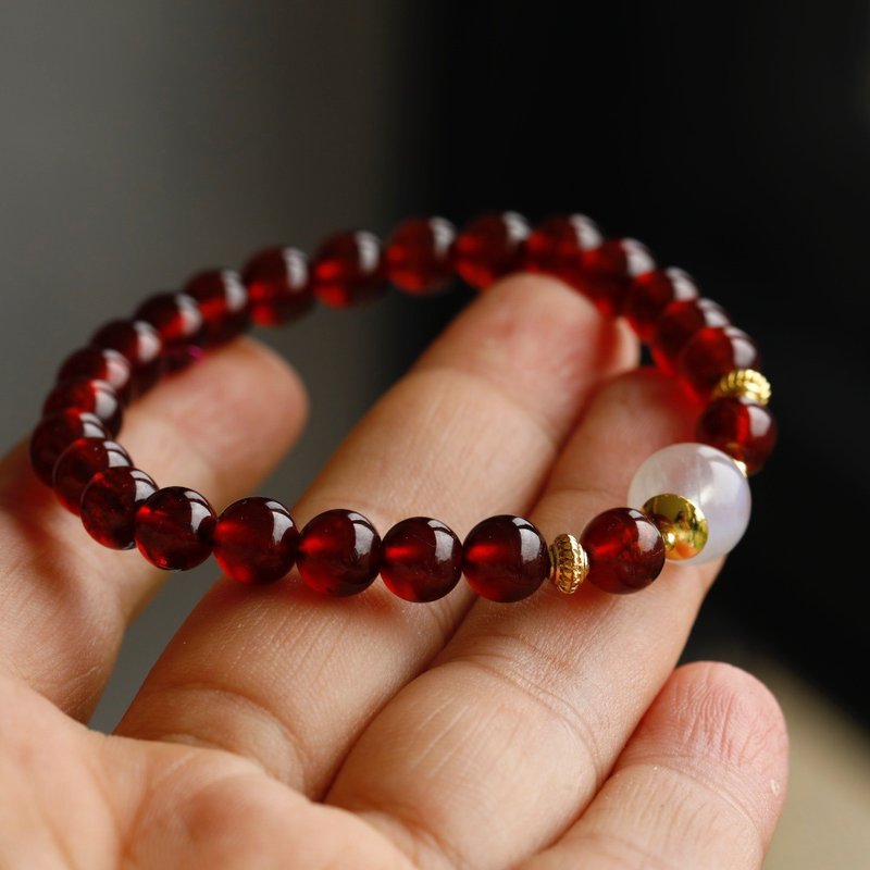 天然原矿石榴石 月光石设计单圈手持手串s - 手链/手环 - 水晶 红色