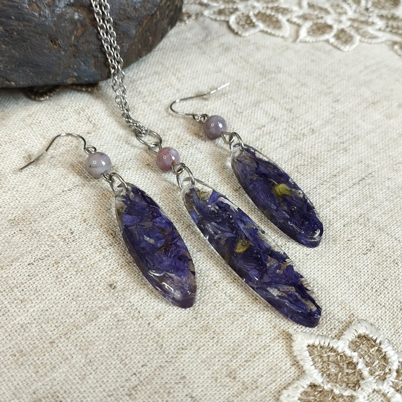 手工制作的树脂首饰套装。椭圆形耳环和项链 配以干花。 - 项链 - 树脂 紫色