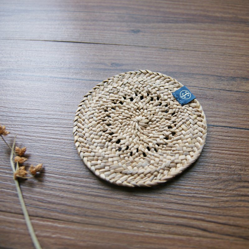 【努力编织中】华尔滋马克杯杯垫 (2 入) - 蔺草编织 - 杯垫 - 植物．花 卡其色