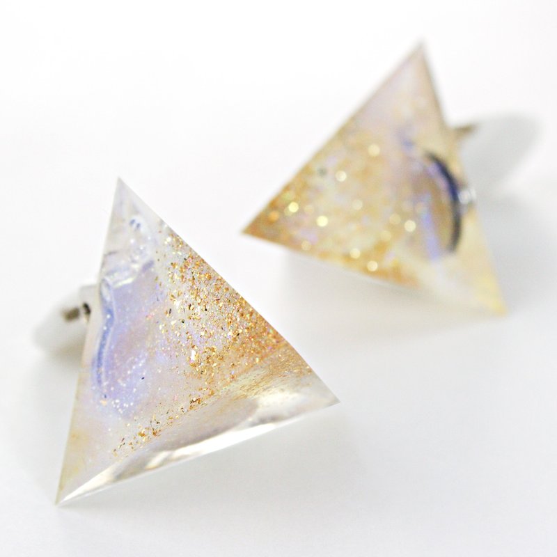 Triangle earrings (Yellow sand) - 耳环/耳夹 - 其他材质 金色