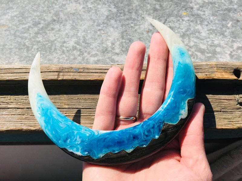 Hair clip, Hair pin, Crescent hair stick with black oak and blue resin - 发饰 - 木头 蓝色
