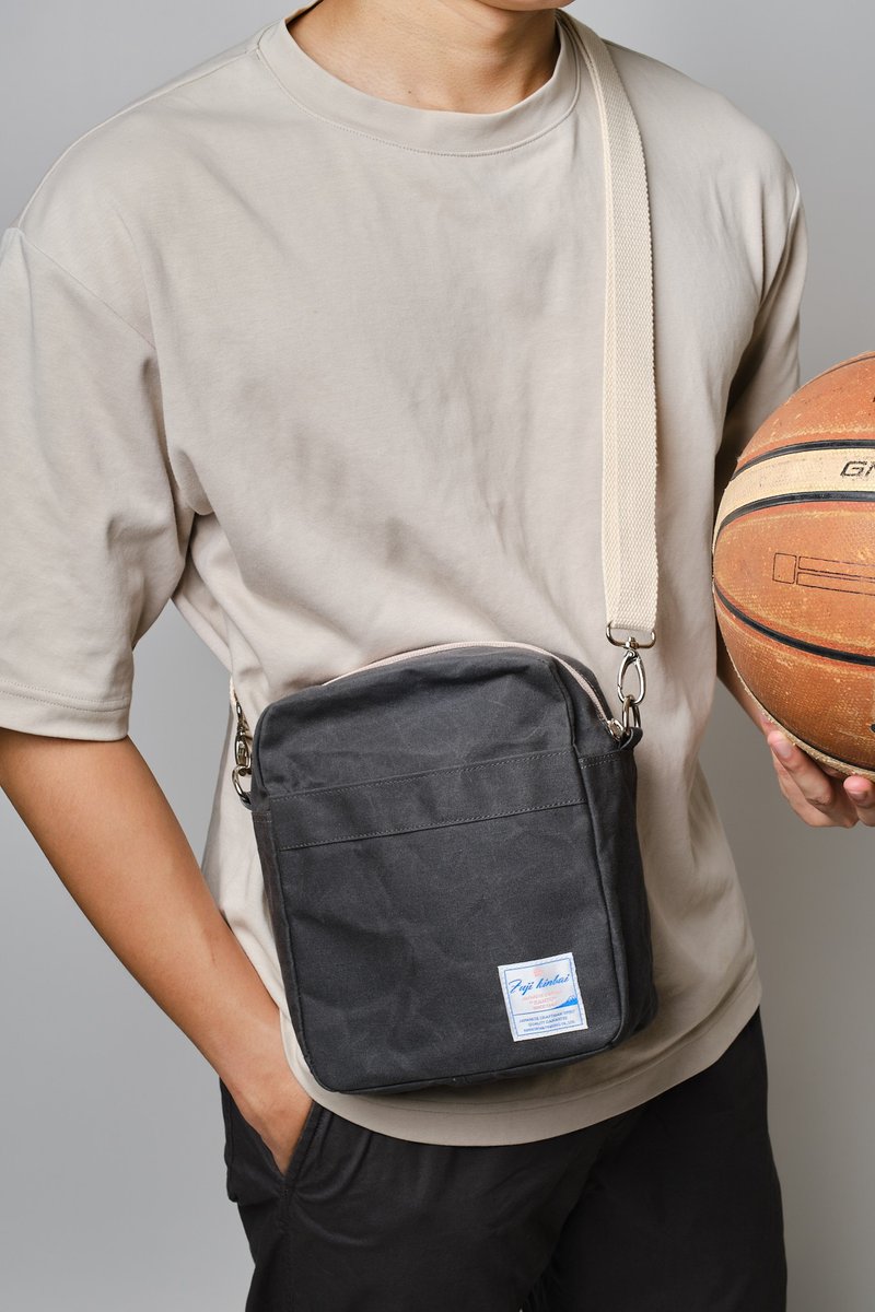 中性小號打蠟帆布郵差旅行包 考拉208-炭灰色 - 侧背包/斜挎包 - 其他材质 灰色