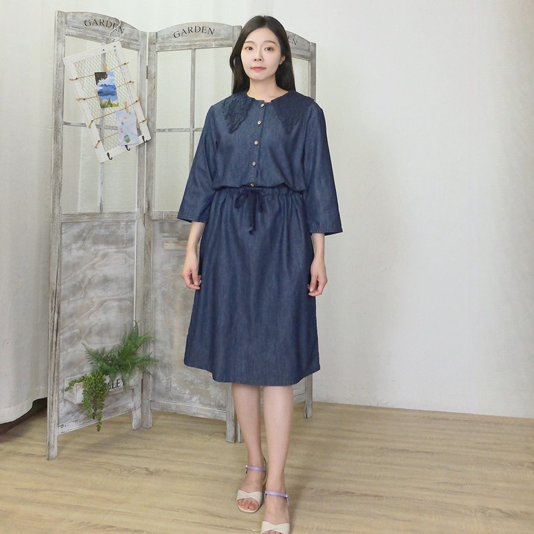 Hana Mokuba 蕾丝领七分袖排扣门襟绑带收腰水洗感牛仔洋装 - 洋装/连衣裙 - 棉．麻 