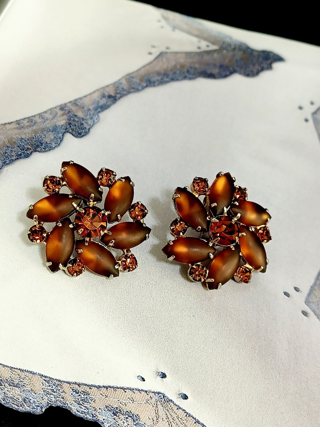 vintage jewelry  古董棕色雾感莱茵花卉夹式耳环 - 耳环/耳夹 - 其他金属 