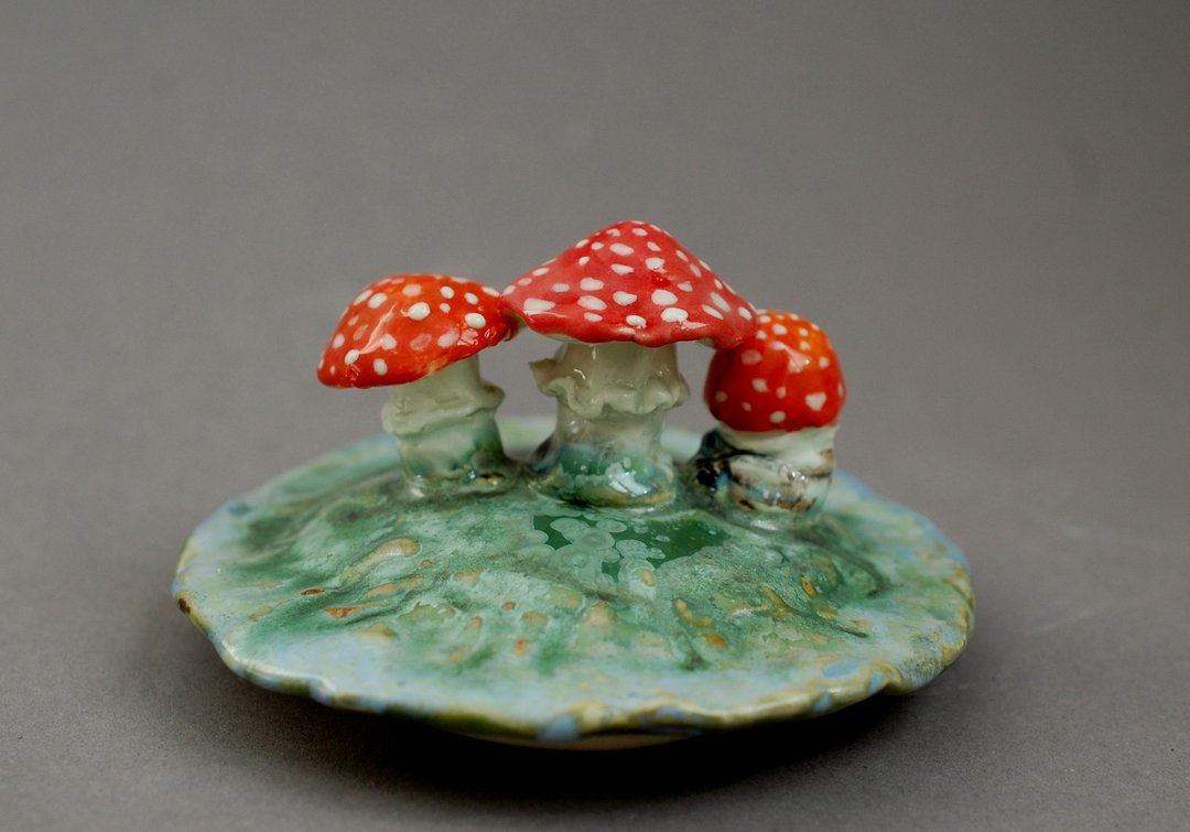 Ceramic lid Mushroom figurines fairy tale style Fly agaric family - 花瓶/陶器 - 陶 多色
