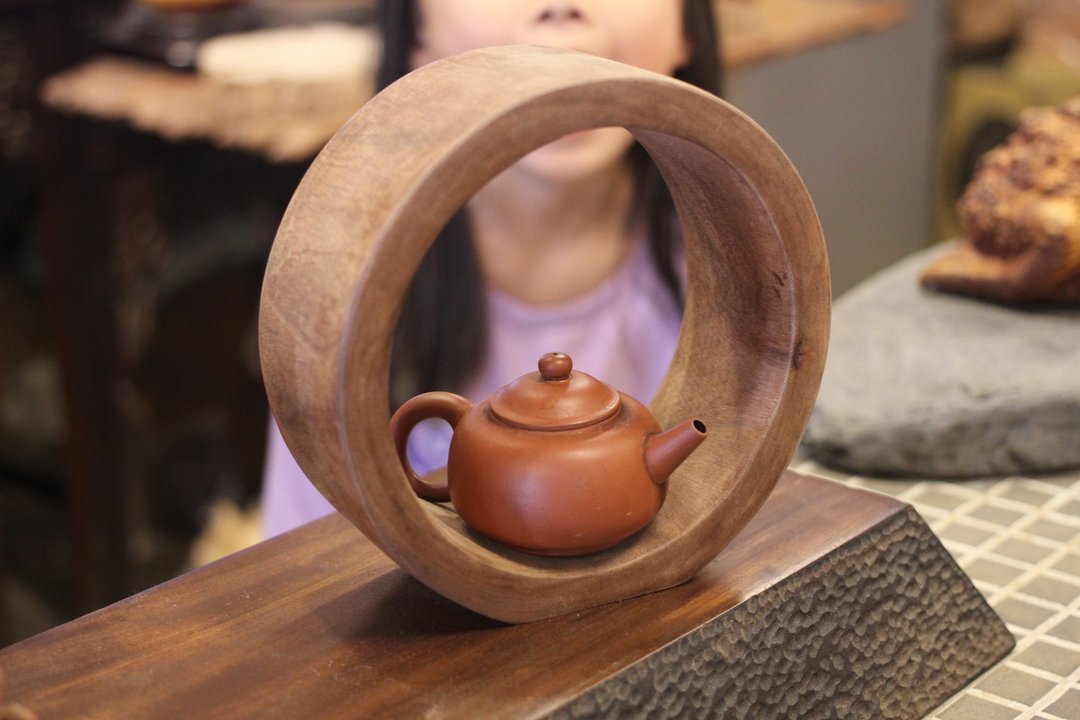 【沐春生活】樟木 圆形篓空立饰 三峡日月坊出品 - 摆饰 - 木头 
