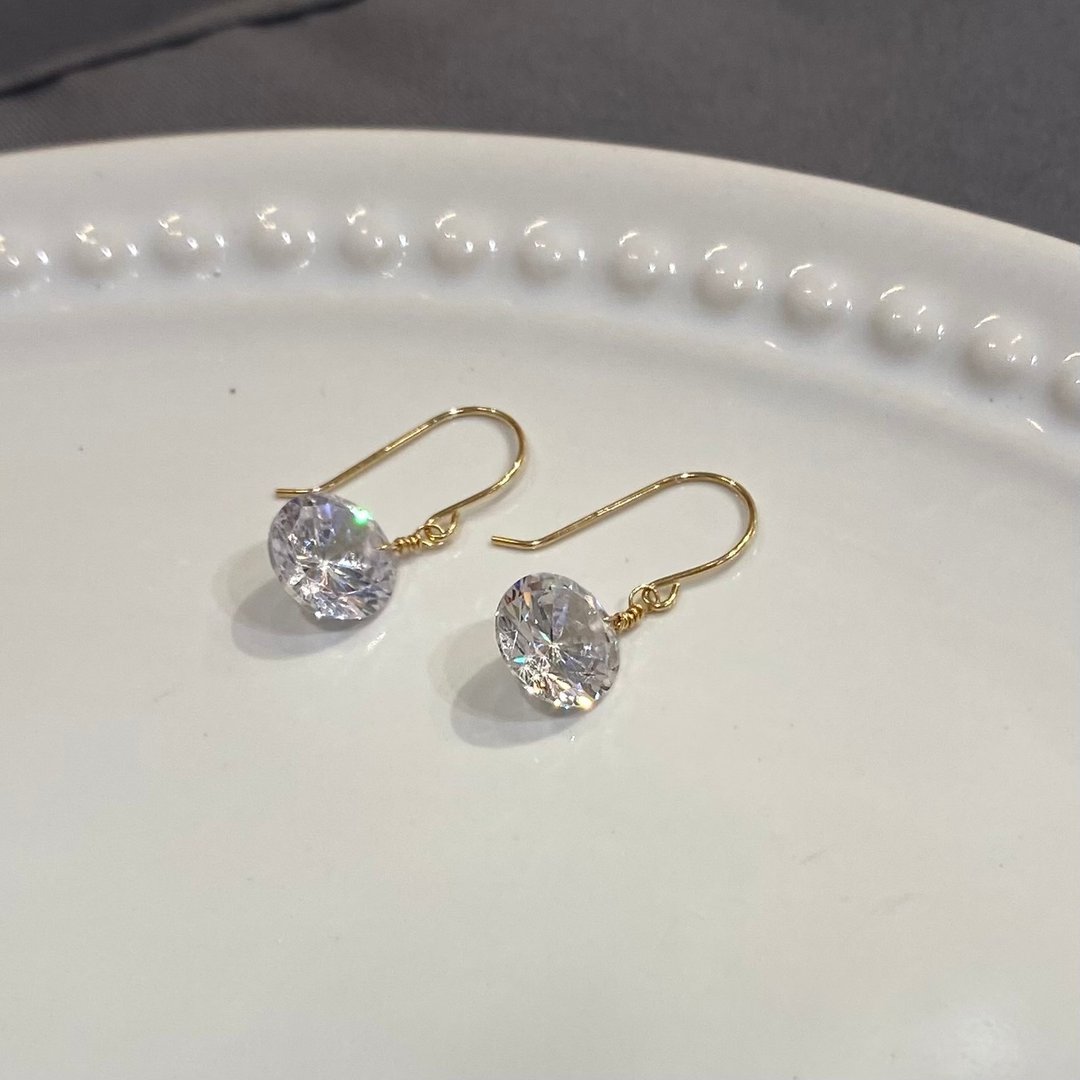 【K18 GOLD CUBIC ZILCONI】18K 8mm 锆石钩针耳环 18KP13 四月诞生石 【SOLID GOLD】 - 耳环/耳夹 - 其他金属 白色