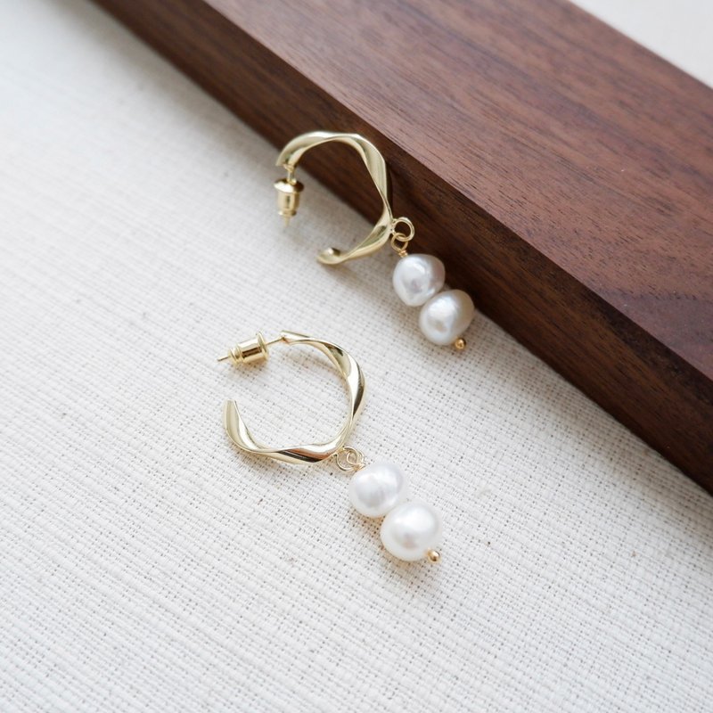 Freshwater Pearl Post  Earring - 耳环/耳夹 - 珍珠 白色