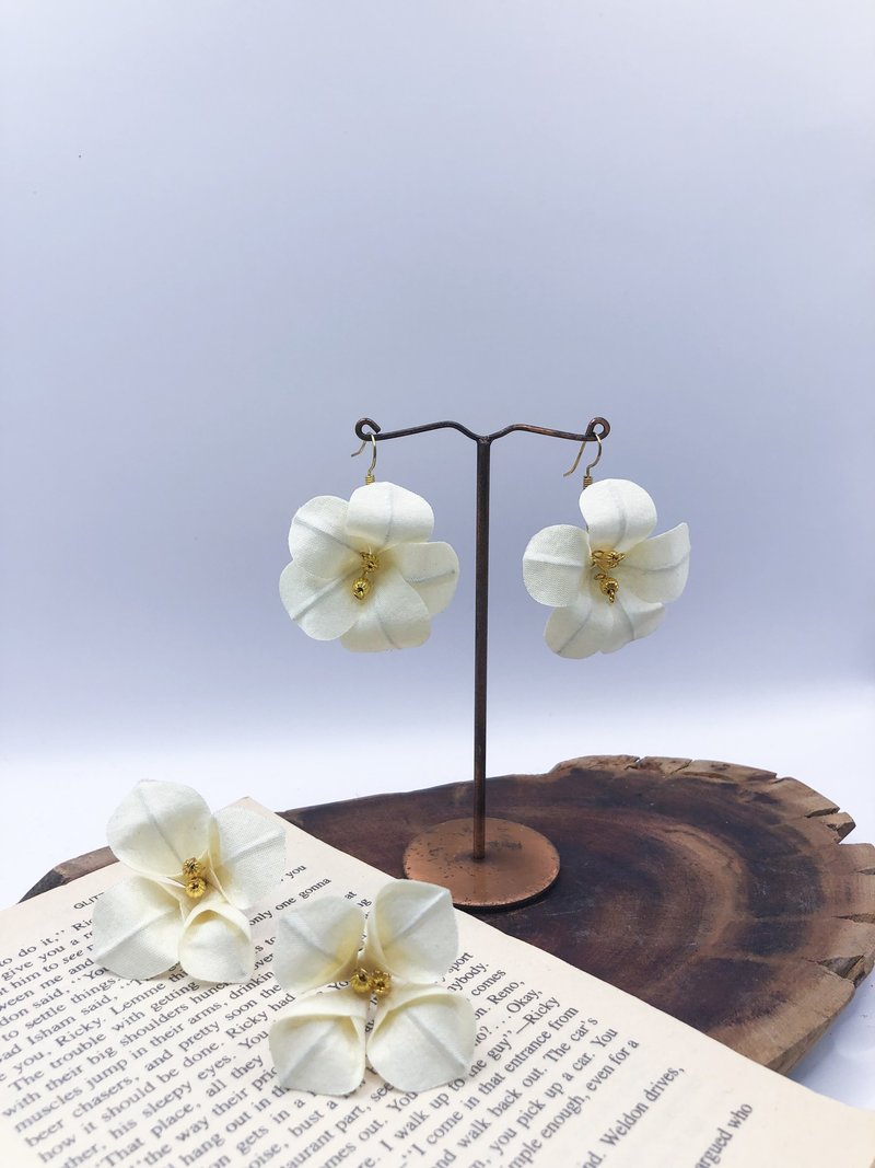 泰丝耳环 - 耳环/耳夹 - 丝．绢 白色