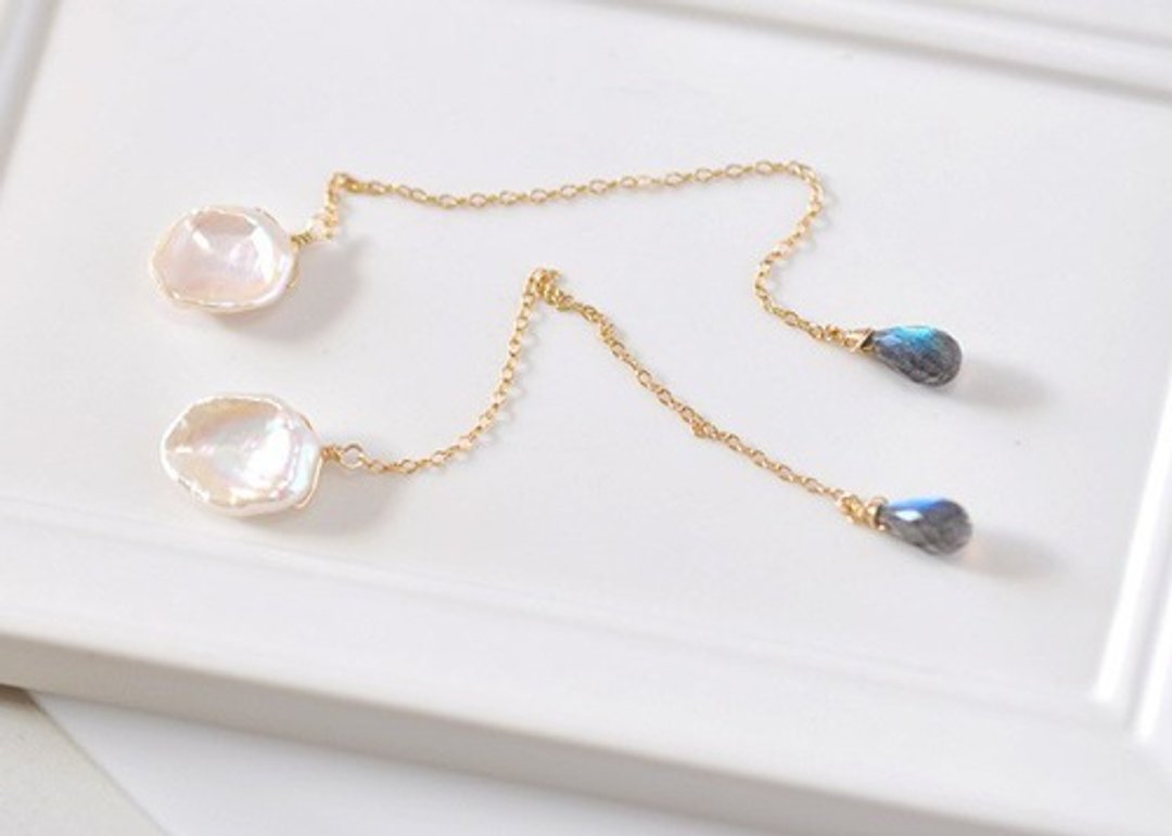 Free * petal poppy pearl and labradorite earrings - 耳环/耳夹 - 宝石 