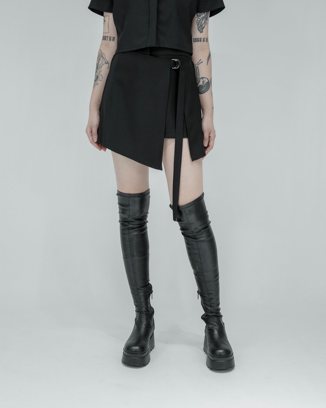 MUKK DESIGN 片裙造型短裤裙 - 女装短裤 - 聚酯纤维 黑色