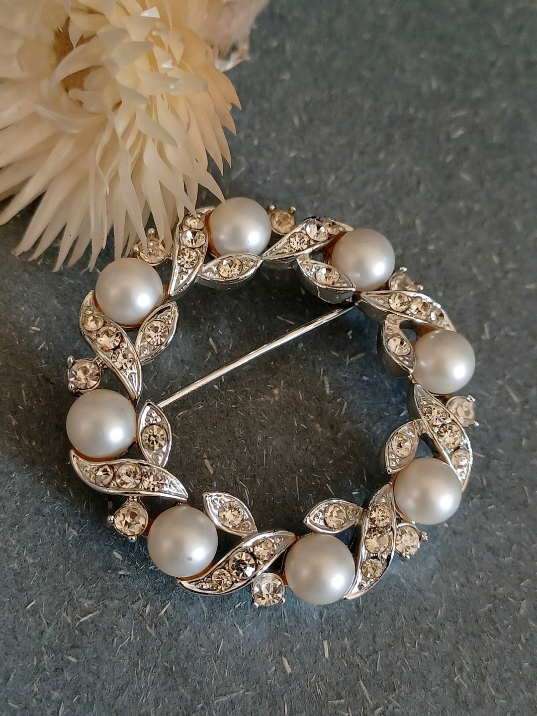 vintage jewelry Lisner 银色仿珍珠莱茵花环 别针 胸针 - 胸针 - 其他金属 
