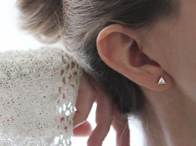 仿鑽彩銀三角耳釘 鋯石 925銀鍍金 - 耳环/耳夹 - 纯银 银色