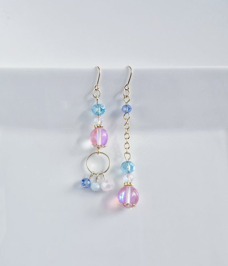 带有圆形圈，月光石与玻璃珠的可爱粉蓝色非对称式耳环。适合生日礼物。可对应过敏体质，更换为耳针或夹式耳环。 - 耳环/耳夹 - 玻璃 多色